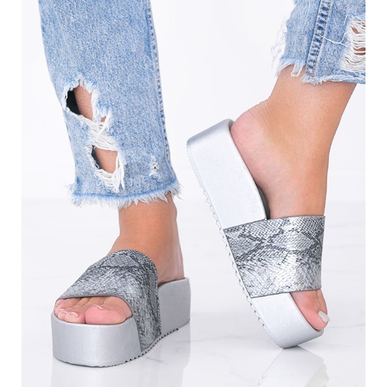 Chaussons gris sur semelle épaisse au motif peau de serpent Crysta 1