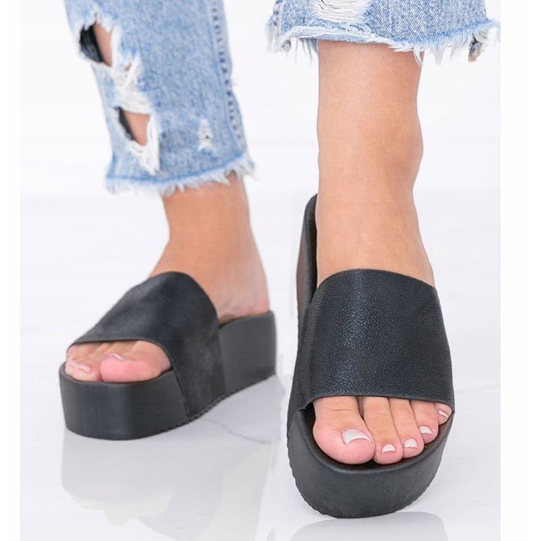 Chaussons noirs sur une épaisse semelle Crysta 1