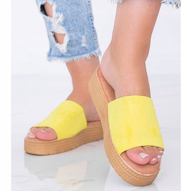 Pantoufles jaunes sur le Dr. Martin 1