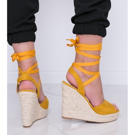 Espadrilles moutarde sur la semelle compensée de Jessie jaune 2