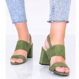 Sandales vertes sur le poteau par Lil Sweetie 1