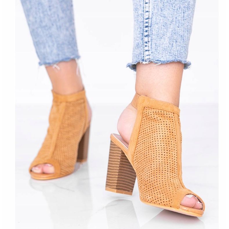 Sandales ajourées camel sur le post Veronika brun 1