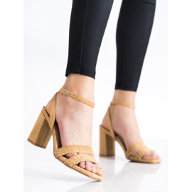 Kylie Sandales en daim sur un bar beige 3