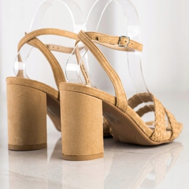 Kylie Sandales en daim sur un bar beige 4
