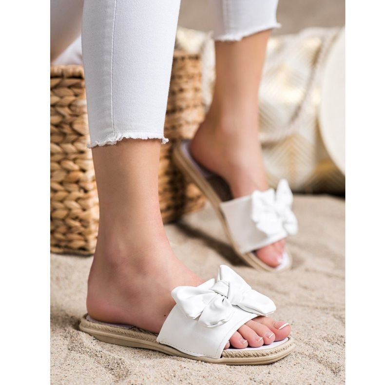 Small Swan Pantoufles En Cuir Éco Avec Un Noeud blanc 1