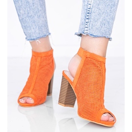 Sandales orange ajourées sur le Bite post 1