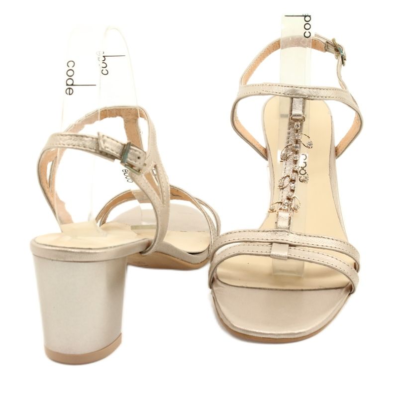 Sandales dorées sur un poteau avec Zircon Espinto S352 4