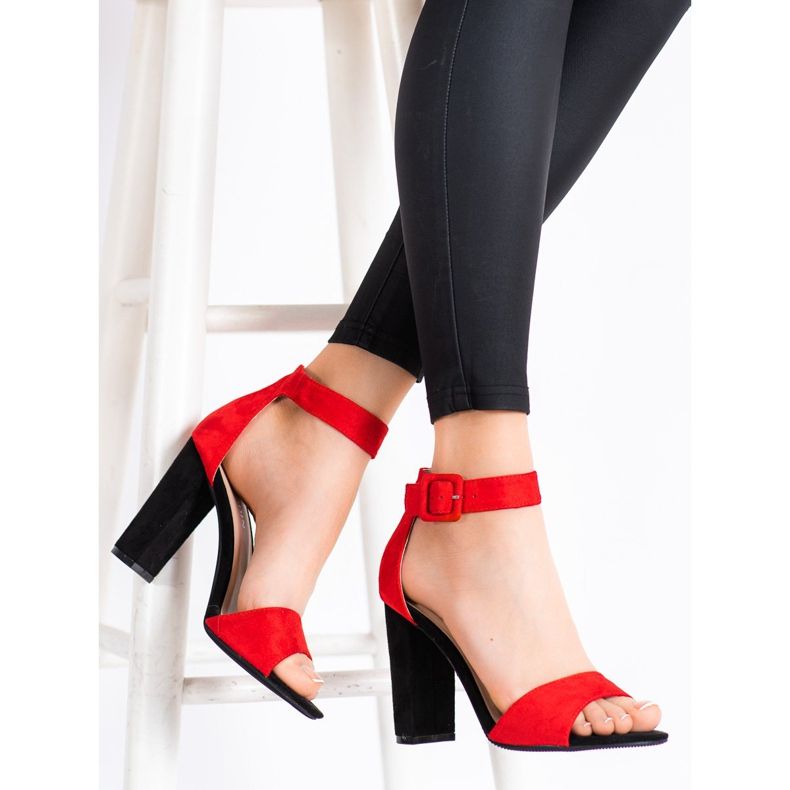 Goodin Sandales rouges sur un poste élevé 1