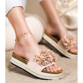 SHELOVET Pantoufles Sur La Plate-Forme Avec Ornement beige 1