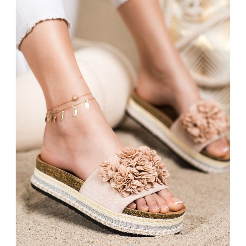 SHELOVET Pantoufles Sur La Plate-Forme Avec Ornement beige 1