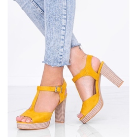 Sandales moutarde sur le poste de Fily jaune 2