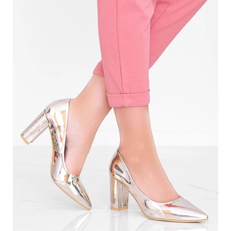 Escarpins en or sur le post CowGirl d'or 1 Escarpins en or sur le post CowGirl d'or 1