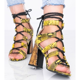 Sandales jaunes au motif peau de serpent Merry le noir 1