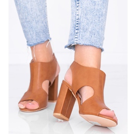 Sandales marron sur le poste Gally brun 1 Sandales marron sur le poste Gally brun 1