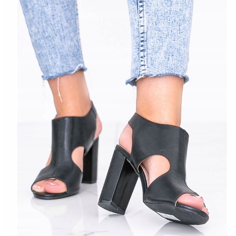 Sandales noires sur le poste Gally 1