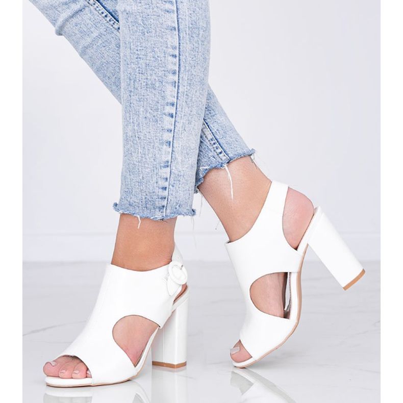 Sandales blanches sur le poste Gally 1