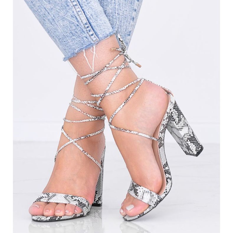 Sandales nouées noires en peau de serpent Veni blanche 1