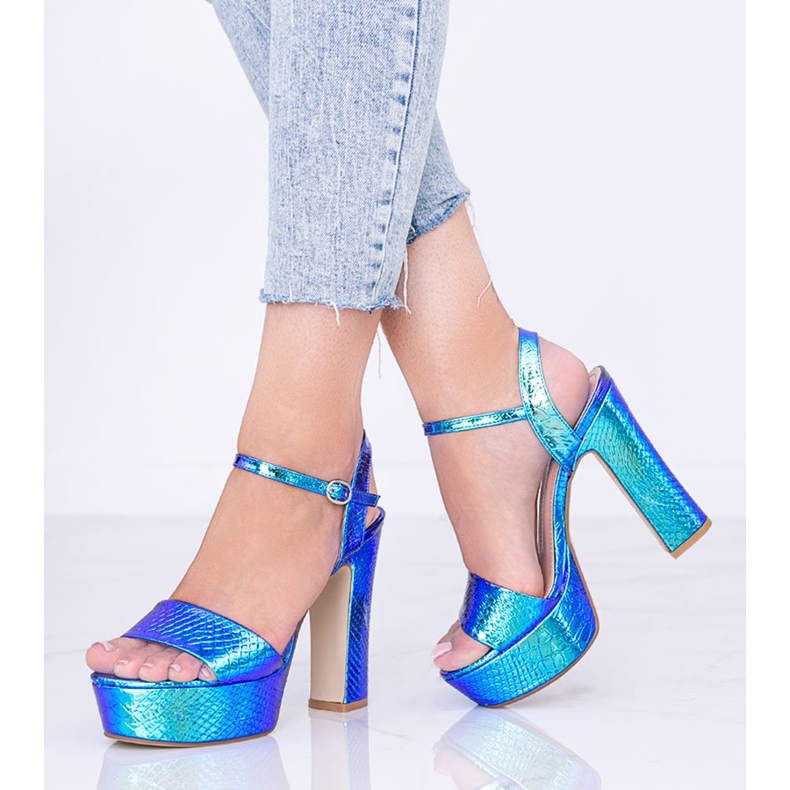 Sandales holographiques bleues sur un post Diane 1