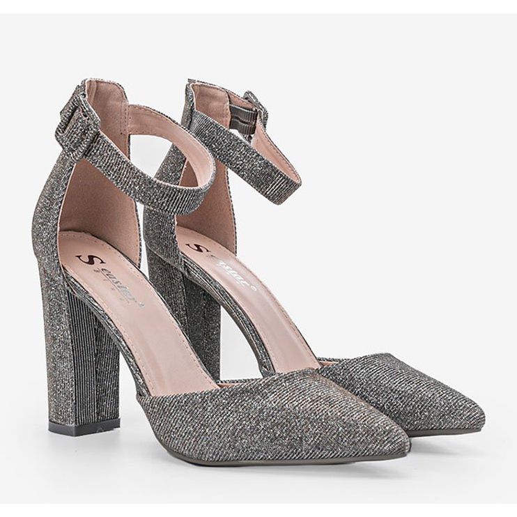 Escarpins gris brillants sur le post de Mila 1 Escarpins gris brillants sur le post de Mila 1