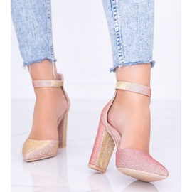 Escarpins roses brillants sur le post de Mila d'or 1