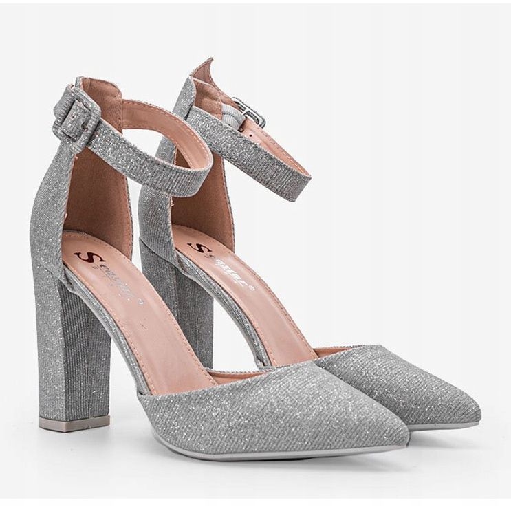 Escarpins argentés brillants sur le post de Mila 1 Escarpins argentés brillants sur le post de Mila 1