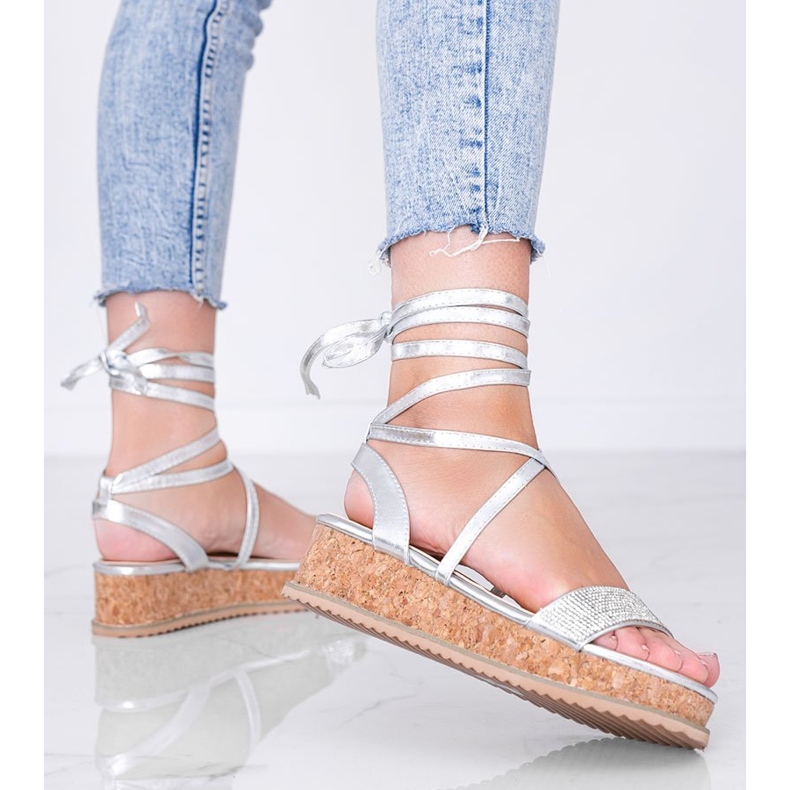 Sandales argentées nouées avec des zircons Ves 1