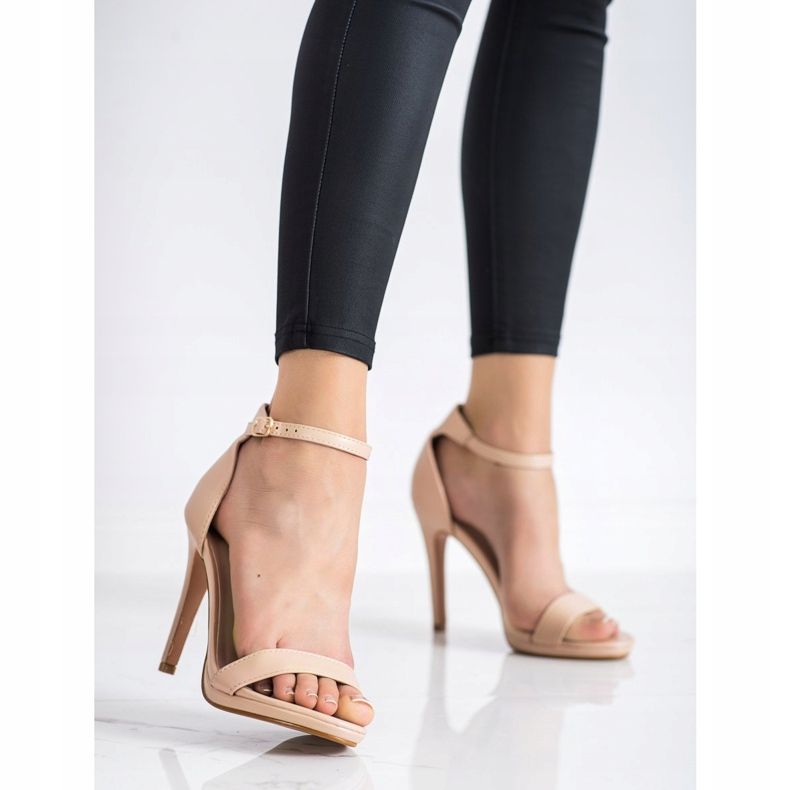 Renda Sandales classiques sur un talon haut beige 1