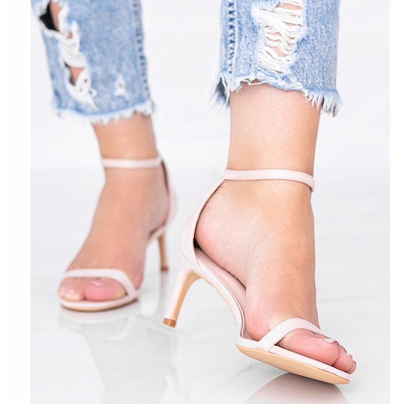 Sandales beiges à talon bas par New Love 1