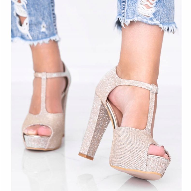 Escarpins dorés brillants sur le post Elissa d'or 1