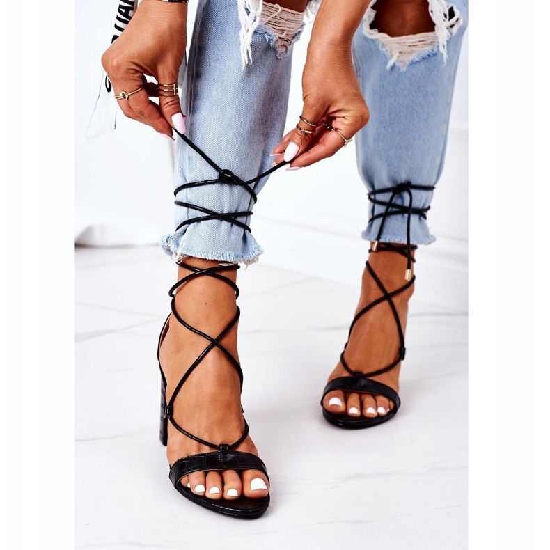 PS1 Sandales attachées sur un bar de passerelle noir 2