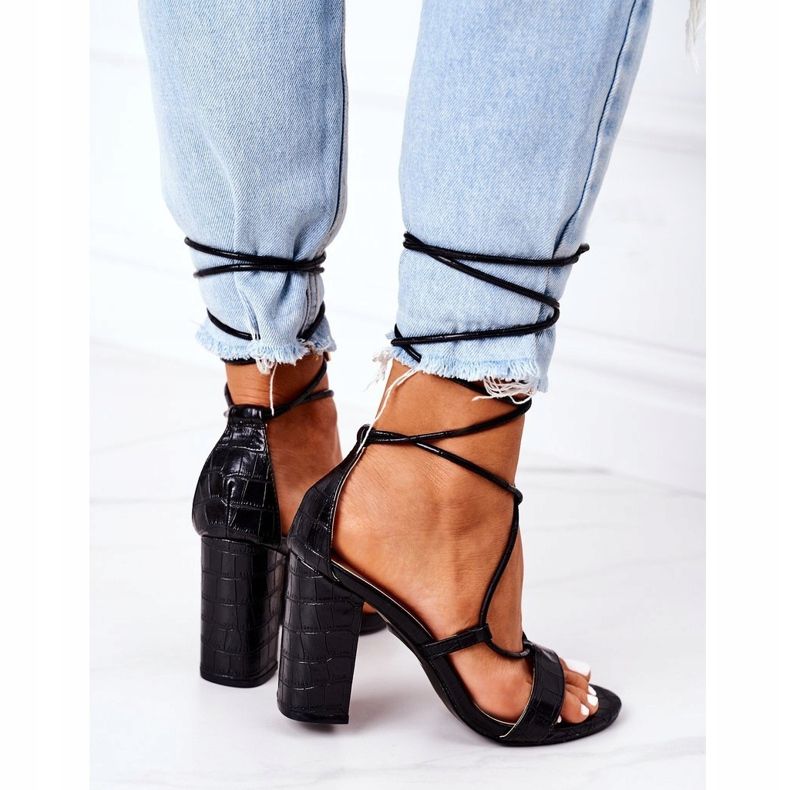 PS1 Sandales attachées sur un bar de passerelle noir 1