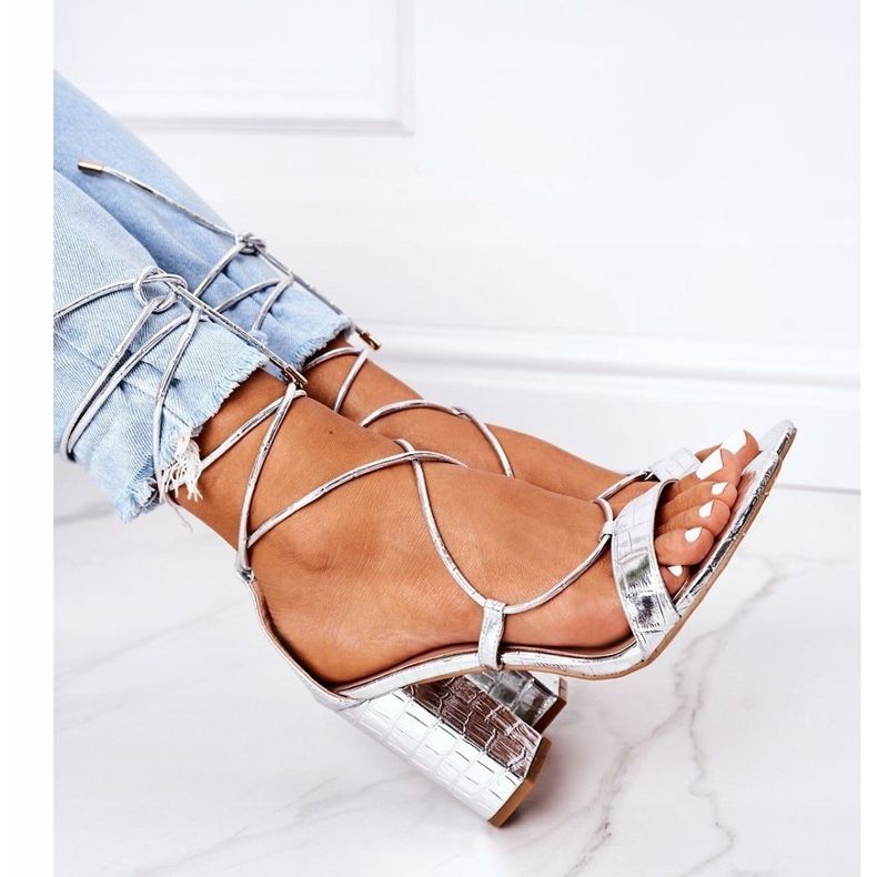 PS1 Sandales attachées sur une barre de passerelle d'argent 1