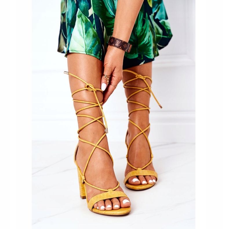 PS1 Sandales attachées sur une barre de passerelle jaune 1