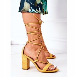 PS1 Sandales attachées sur une barre de passerelle jaune 2 PS1 Sandales attachées sur une barre de passerelle jaune 2