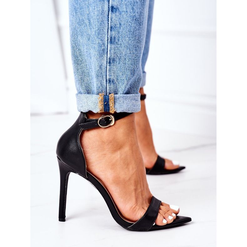 Sandales élégantes sur un talon noir Lu Boo 1