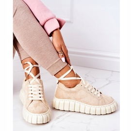 Baskets en daim sur le beige 2