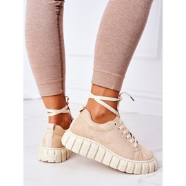 Baskets en daim sur le beige 5