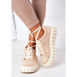 Baskets en daim sur le beige 3