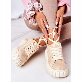 Baskets en daim sur le beige 7