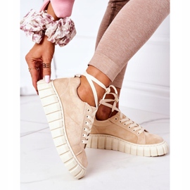 Baskets en daim sur le beige 8