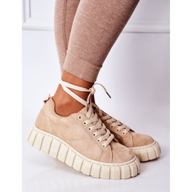 Baskets en daim sur le beige 4