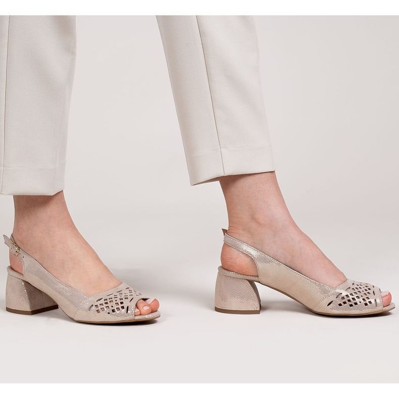 Marco Shoes Sandales beiges et dorées en daim avec perforation 1