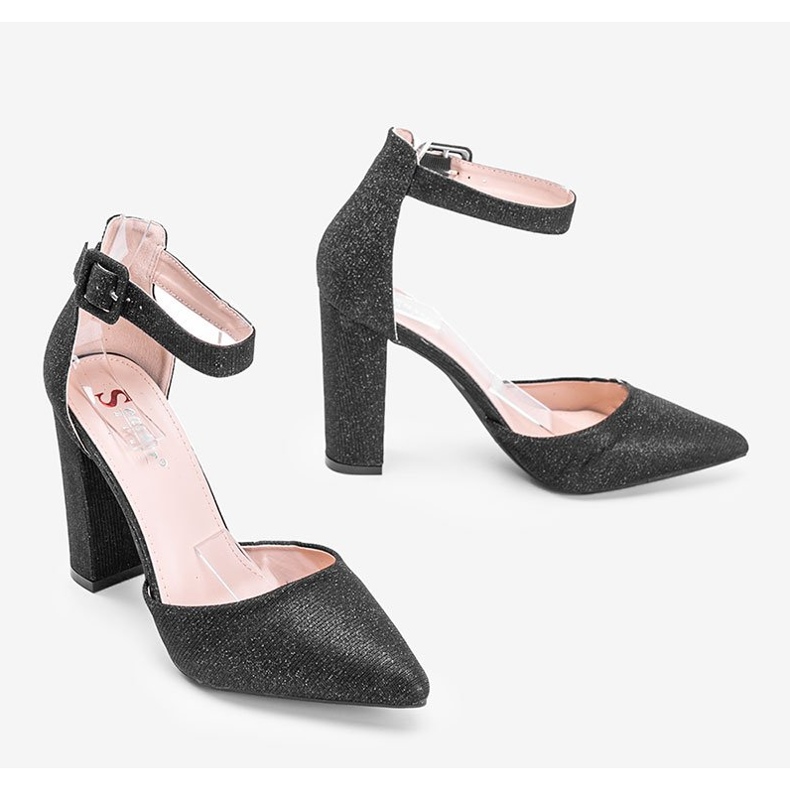 Escarpins noirs brillants sur le post de Mila le noir 1