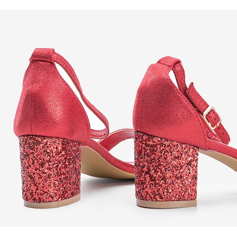 Des sandales rouges sur le post de You Know 1