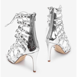 Sandales argentées sur un stiletto The Twist 2