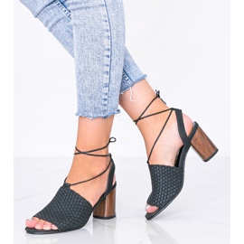 Sandales tressées noires sur le post Estrella 1