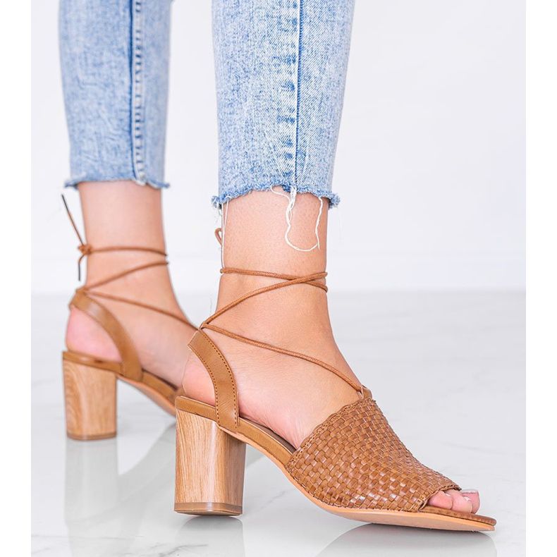 Sandales tressées marron sur le post Estrella brun 1 Sandales tressées marron sur le post Estrella brun 1