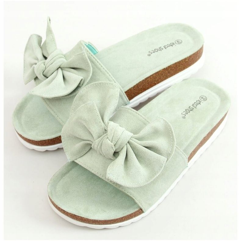 Aigue-marine 7855 Chaussons verts sur le liège 1