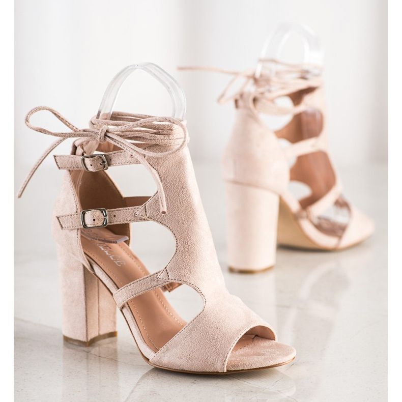 Bestelle Sandales fermées avec une reliure beige 1 Bestelle Sandales fermées avec une reliure beige 1