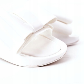 Tongs en caoutchouc avec un nœud d'avril blanc blanche 7